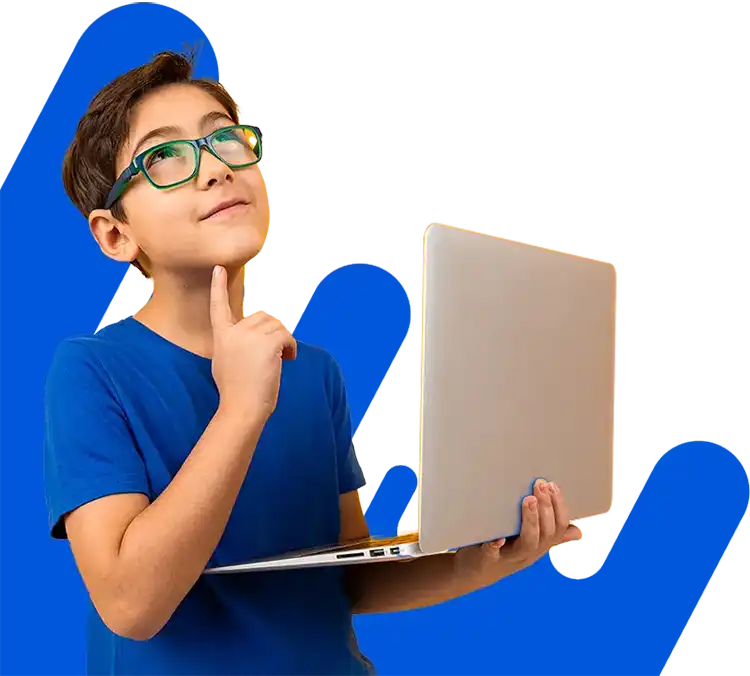 Niño mirandohacia arriba, pensativo, con ordenador en la mano